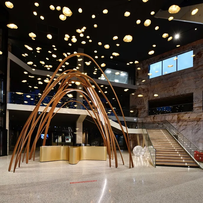 Multiples arches en bois moulé au dessus de la réception d'un bâtiment.