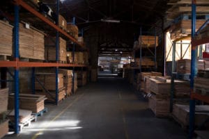 Photo de l'espace de stockage de hêtre français, on voit les empilements de fine couches de bois