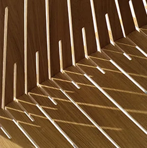 Chaise peacock en bois moulé