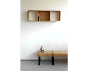 Etagère murale et banc, les deux sont composées de bois multiplis moulé