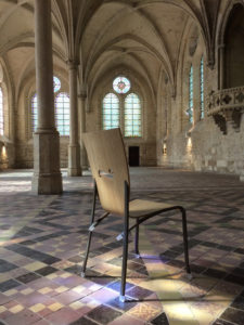 Chaise en bois moulé prise en photo dans l'Abbaye de Royaumont