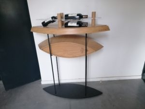 Présentation de bouteilles d'une édition spéciale du Château Les Carmes Haut-Brion dans une caisse en bois multiplis moulé représentant un bateau