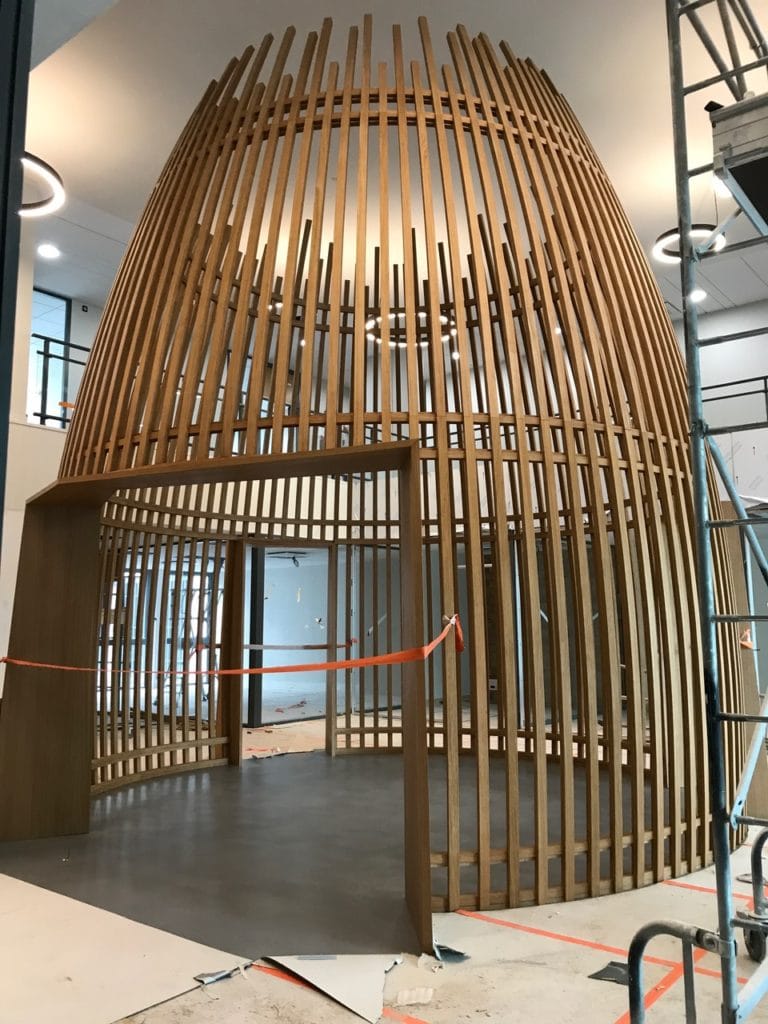 Photo d'un foudre de cognac composé de bois multiplis moulé vue de l'extérieur