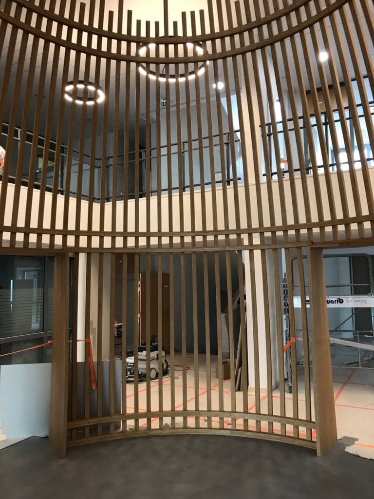 Photo depuis l'intérieur d'un foudre de cognac composé de bois multiplis moulé lorsqu'il vient d'être assemblé.