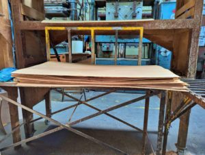 Photo d'un gâteau de bois moulé, cela consiste de plusieurs couches de placages.