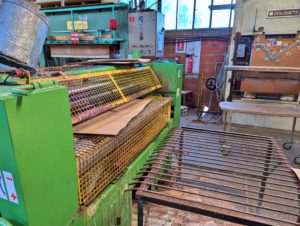 Photo de placage passant par une encolleuse