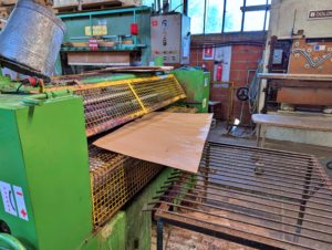 Photo de placage passant par une encolleuse