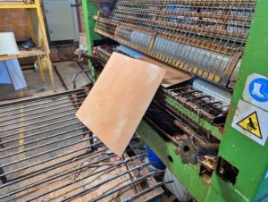 Photo de placage passant par une encolleuse