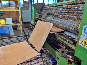 Photo de placage passant par une encolleuse