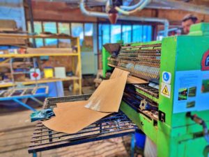 Photo de placage passant par une encolleuse