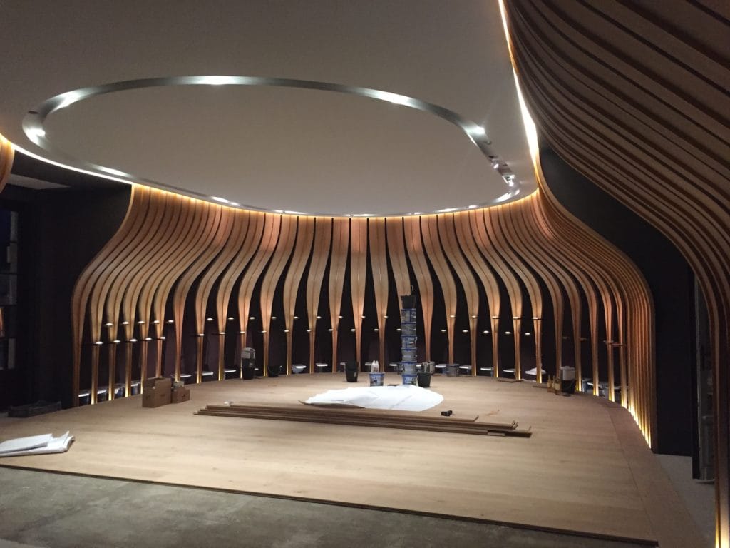 Photo prise pendant la peinture de la salle de présentation d'Yquem, la salle est composée de palmes de bois multiplis moulé