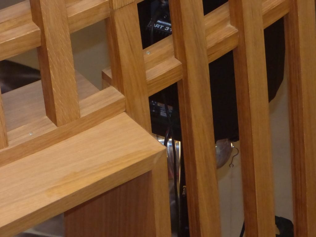 Photo de l'assemblage en demi-arche des cintres de bois multiplis moulé