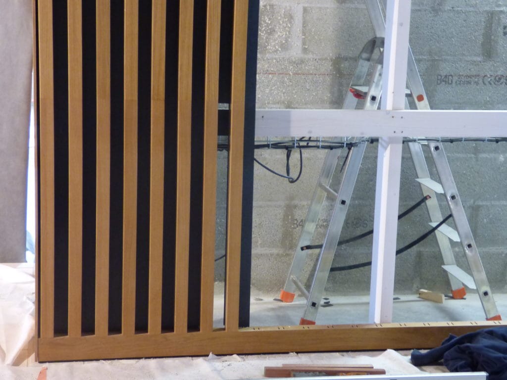 Assemblage des murs de l'entrée des chaix Martell composé de cintres en bois multiplis moulé